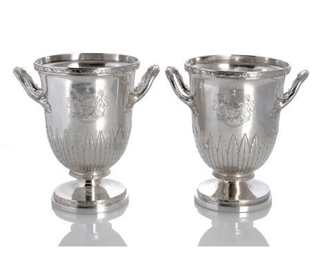 Paar George III Weinkühler mit WappengravurLondon, 1792H. 26,5 cmIm Boden gravierte Inschrift "These 4 Ice Pails were exchang
