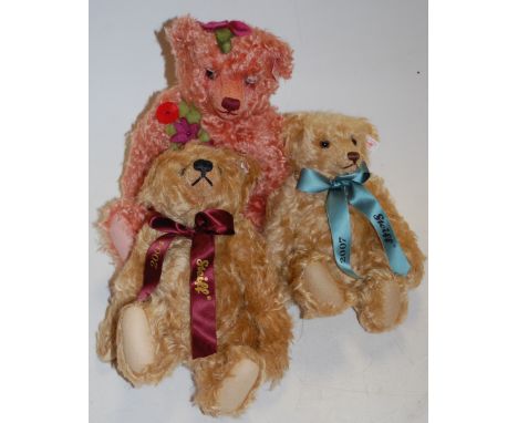Three Steiff collectors bear club bagged teddybears to include; No.661389, 2004 Bear of the Year, caramel mohair body with si