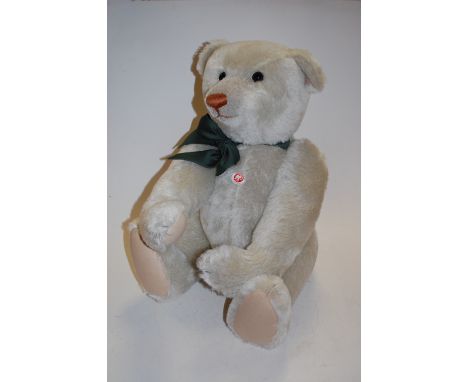Steiff large teddybear Sebastian, white tag No.681158, 106 of limited edition of 1500 pieces, with red and white chest tag, N