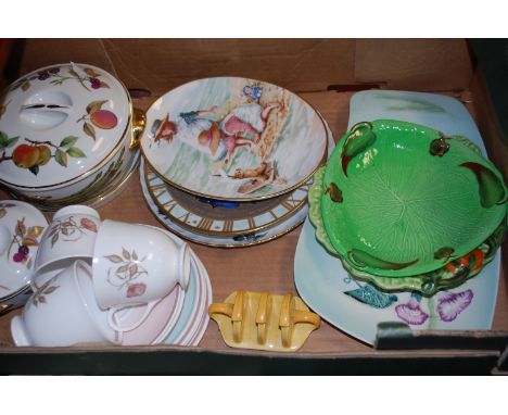 Mixed ceramics to include; Suzi Cooper teawares, Royal Worcester Evesham pattern table china, Worcester collectors plates etc