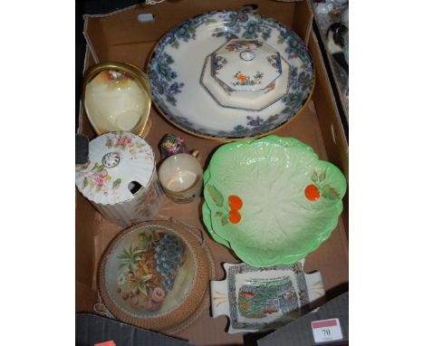 Mixed ceramics to include; Carltonware leaf dishes 