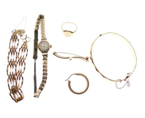 Assorted gold and yellow metal jewellery to include; gate-link bracelet with padlock, antique signet ring, and pearl-set bar 