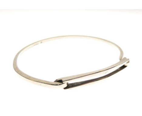 9ct gold bangle of hinged design, 11.4g approx  