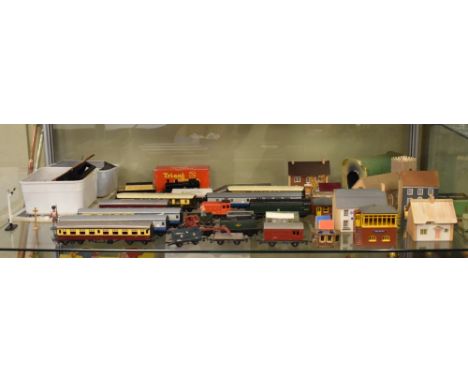 Assorted lot of mainly Triang 00 Gauge train set railway accessories to include; carriages, rolling stock, Bristol station bu