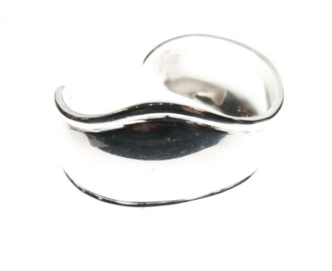 White metal bangle of heavy gauge in the manner of Tiffany, stamped Silver, 41.9g approx  