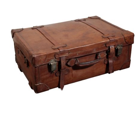 AN EDWARDIAN LARGE LEATHER TRAVELLING TRUNK with brass lock fittings, leather carrying handles and leather straps, 59cm x 50c