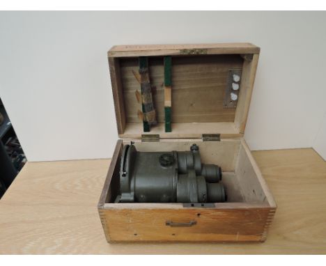 A Ross of London Binocular Gunsight X 3 1/2, No 122329, Patt G372F, Military Arrow, in fitted wooden box
CONDITION REPORT
In 