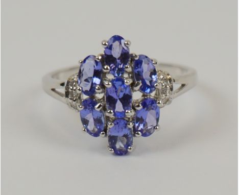 Ring mit Tansanit ? und kleinen Diamant-Brillanten, 333er Gold, Gew.2,52g gest."9K", 7 ovale, facettierte blaue, klare Steine