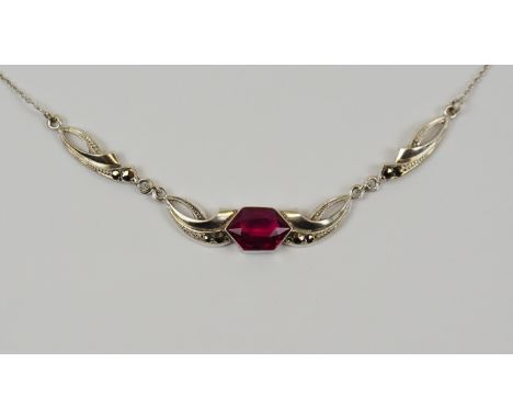 Art-Déco-Collier mit rotem Stein und Markasiten, Silber, Gew.5,12g sechseckiger, roter, facettierter Stein, Glieder mit Marka