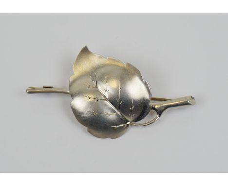 Art-Déco-Blattbrosche, 900er Silber, Gew.8,62g Astwerk mit mattiertem Blatt, L.6,5cm