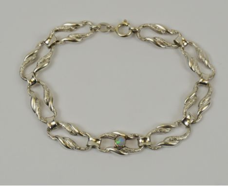 Armband mit Opal, 835er Silber, Gew.13,22g zentrales Mittelstück mit rundem Opalcabochon (Gebr.spuren), verzierte Glieder, Fe