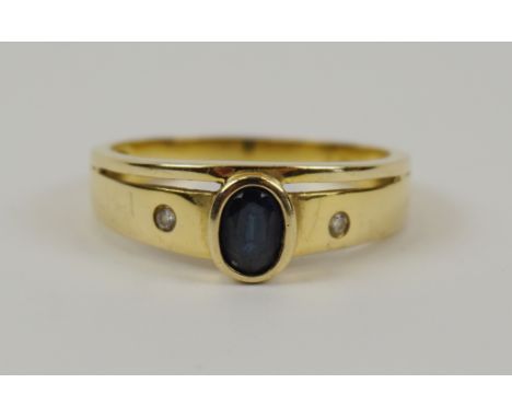 Ring mit Saphir und 2 kleinen Diamanten, 585er Gold, Gew.3,87g ovaler, facettierter Saphir zwischen 2 kleinen Diamanten, U.60