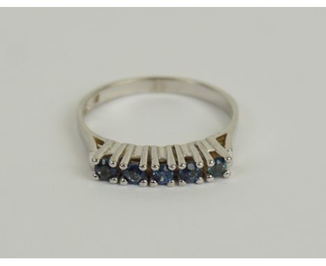 Ring mit 5 Saphiren, 333er Weißgold, Gew.1,8g 5 kl., runde, facettierte Steine in Krappenfassung, nebeneinander angeordnet, U