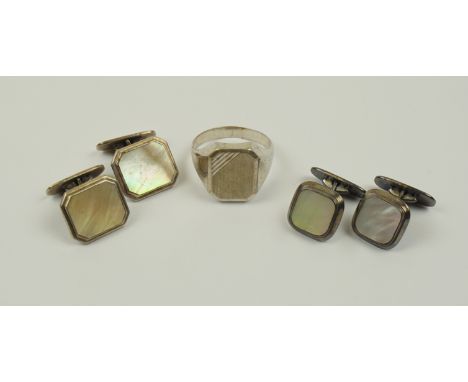 Konvolut Herrenschmuck, Silber: Ring und 2 Paar Manschettenknöpfe, Gesamt-Gew.24,98g ungravierter Ring, 925er Silber, U.68; M