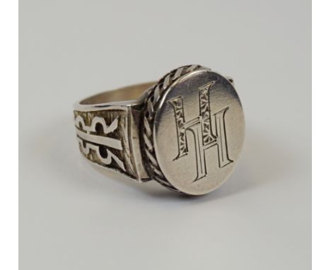 Ring mit Initialbuchstaben "HH", 925er Silber , Gew.9,09g Ringkopf ca.2,85x1,6cm, verzierte Ringschiene, U.63