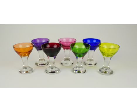7 verschiedenfarbige Likörgläser, Art Déco Stand und Schaft aus Klarglas, Kuppa farbig überfangen, H.7,5cm