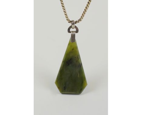 Art-Déco-Anhänger mit Moosachat, 835er Silber, an Modeschmuck-Kette fünfeckiger Stein mit Art-Decó-typischer Öse, Gesamt-L.5,