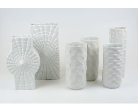 6 Vasen mit Reliefwandungen, Weißware: 4x Winterling, 2x Rheinpfalz4 zylindrische Vasen, Winterling: 2x Op-Art-Porzellan Vase