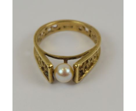 Ring mit Perle, 333er Gold, Gew.3,42g weiße Perle, D.5,6mm, Durchbruchringschiene, U.56