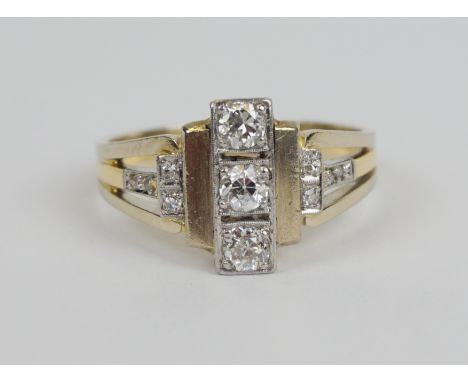 Ring mit 7 Altschliffbrillanten und 4 Diamantröschen, 585er Weißgold, Art Déco, Gew.4,25g zentral 3 untereinander angeordnete