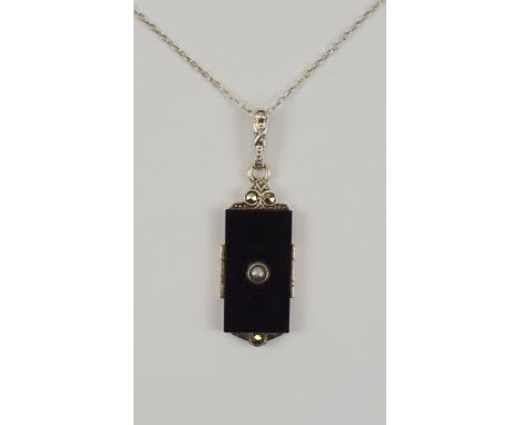 Art-Déco-Onyx-Anhänger, 835er Silber, Gesamt-Gew.4,19g eckige Onyxplatte mit zentraler Flussperle und Markasiten, L. mit verz