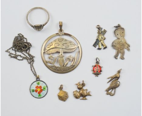 Kinderschmuck: 8 kleine Anhänger und 1 Ring, überwiegend Silber 835-900er Silber, Gesamt-Gew.9,22g: Sägearbeit "Pilze", D.2,7