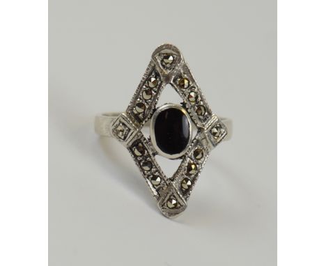 Ring mit Onyx und Markasiten im Art-Decó-Stil, 925er Silber, Gew.4,25g ovaler Onyx umrahmt von Markasiten, U.54