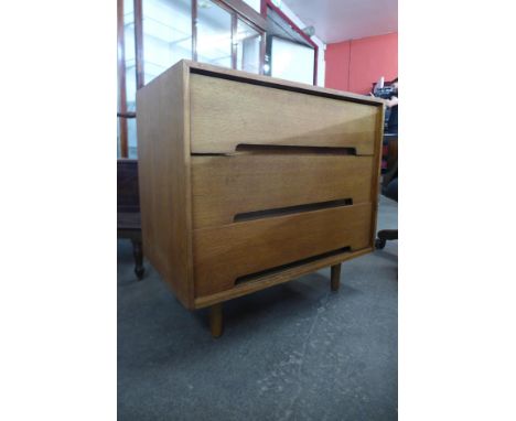 A Stag C-Range light oak chest of drawers 