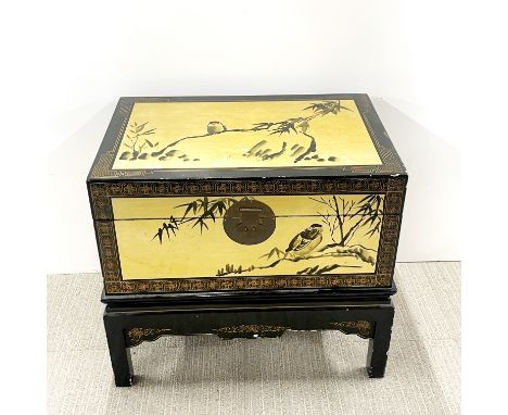 A gilt chinoiserie design black lacquer small trunk, 67 x 50.5 x 39cm.