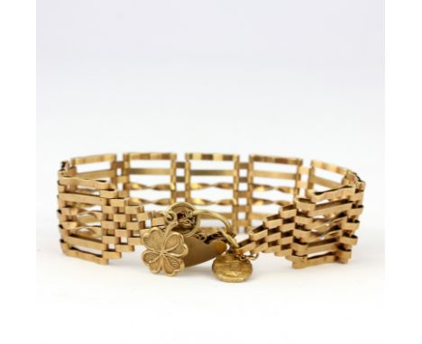 A heavy 9ct gold gate bracelet.&nbsp;Approx 24.4g.