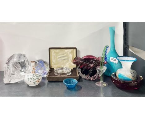 A group of good glass items including a Dartington paperweight, tallest H. 24cm