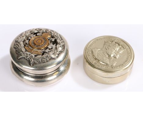 Royal Automobile Club pomander container, together with an Edward VII pill box, (2)