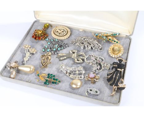 Selection of brooches in a velvet lined Atture box, to include a necklace with enamel leaf decoration, two pearl necklaces, e