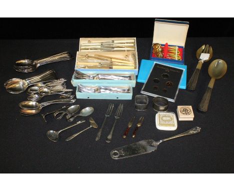 Collection of silver plated wares, to include mainly flatware, together with a pair of silver handled and horn salad servers,