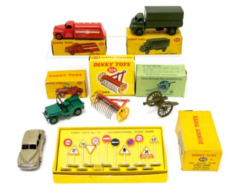 Dinky: A collection of assorted Dinky Toys to include: 405 Universal Jeep (end flap missing), 621 Three Ton Army Wagon, 442 E