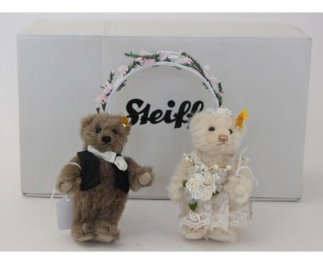 Steiff: A boxed Steiff Bride and Groom complete with Wedding Arch, contained within original box.
