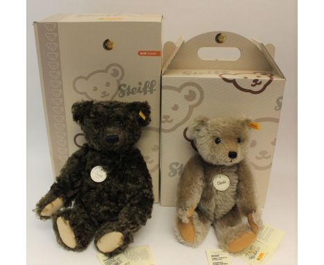 Steiff: A pair of Steiff teddy bears, both contained within gift boxes: 1920 Classic Teddybear replica, 000836, together with