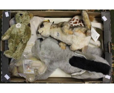 Steiff: One box of assorted Steiff bears to comprise: Belgium Bear 2002, 1920 Classic Replica teddybear, Anniversairy Bear, M