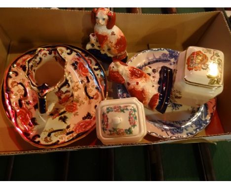 A small mixed lot of Masons Mandalay, including: octagonal jug and two plates, together with a pair of seated Staffordshire s