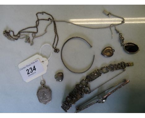 A small mixed lot of silver and white metal jewellery, including: bar brooch, bangle, medallion and other similar items, vari