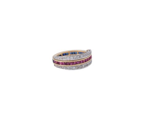 Klappring mit Rubin- und Saphircarrés rundum je hälftig ausgefasst, zus. ca. je 0,75 ct, Klappteile besetzt mit Brillanten vo