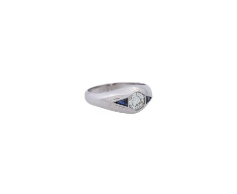 Ring mit Altschliffdiamant von ca. 0,73 ct flankiert von 2 Saphirtriangeln, ca. GW (K-L)/VVS, bestoßen, Saphire bestoßen, WG 