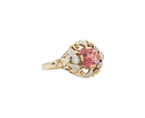 Ring mit rosa Turmalin und Brillanten von zus. ca. 0,06 ct, GG 14K, 4,7 gr, RW: 50, 1. Hälfte 20. Jh., leichte Tragespuren. (