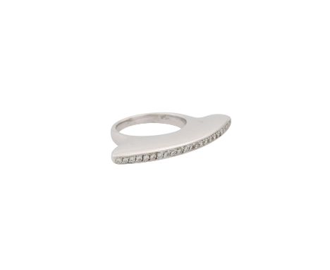 Ring mit kleinen Brillanten zus. ca. 0,46 ct, gute Farbe u. Reinheit, WG 14K, 11.7 gr, RW: 55, 20./21. Jh., leichte Tragespur