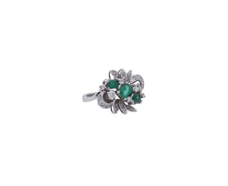 Ring mit 3 Smaragden und Diamanten von zus. ca. 0,4 ct, gute-mittlere Farbe und Reinheit, davon 2 Brillanten zus. ca. 0,2 ct,