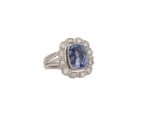 Ring mit Saphir ca. 4 ct entouriert von 12 Brillanten zus. ca. 0,4 ct, ca. LGW-GW (J-L)/P1, Saphir taubenblau, unbehandelt, a