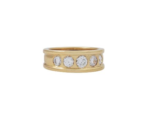 Ring mit 5 Brillanten zus. ca. 0,9 ct, ca. FW (G)/VVS, GG 18K, 9 gr, RW: 53/13, 20./21. Jh., leichte Tragespuren.| Ring with 