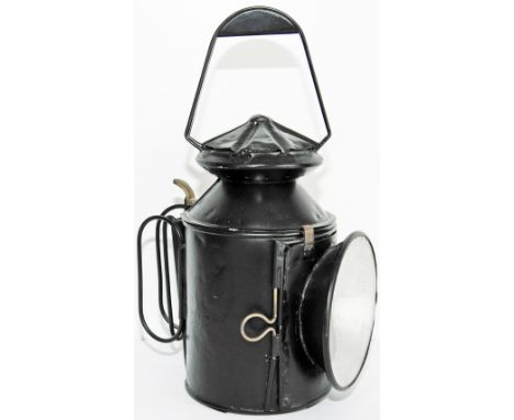 SWR 3 aspect, single pie-crust Handlamp with an S[E]R insert, an S[E]R reservoir with BR burner. Side clearly stamped 'SWR 29