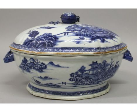 AN 18TH CENTURY CHINESE QIANLONG PERIOD SHAPED OVAL PORCELAIN TUREEN & COVER, painted with river landscape scenes, the cover 