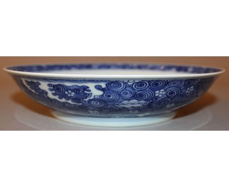 A GOOD QUALITY CHINESE BLUE & WHITE PORCELAIN PLATE, the interior with ribbed sides and painted to its centre with mythical a